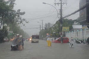 TP Cà Mau ngập sâu, nhiều xe chết máy sau cơn mưa kéo dài