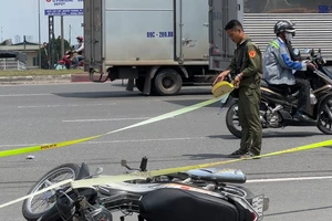 Video: Xe đầu kéo chuyển làn, cán người đàn ông tử vong
