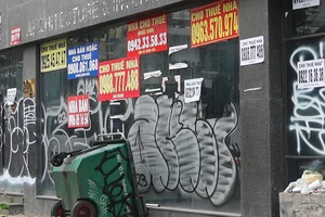 TP.HCM: Vẽ bậy, dán tờ rơi vẫn nhan nhản từ trong hẻm ra đường lớn