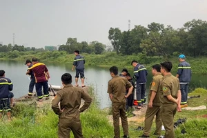 Video: Hàng giờ lặn tìm thanh niên nghi mất tích dưới hồ đá