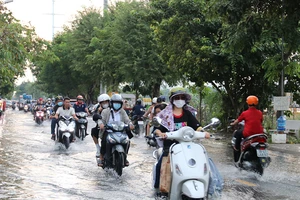 Video: Triều cường dâng cao, nước tràn vào nhà dân ở TP.HCM