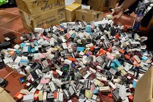 Bắt quả tang kho bán hàng giả mạo đang livestream chốt đơn