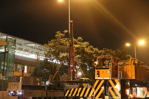 Lắp đặt dầm cầu bộ hành đầu tiên của metro số 1, Bến Thành - Suối Tiên