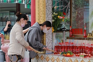 Video: Người dân rủ nhau mang nước màu đỏ đến dâng lễ Phật 4 mặt