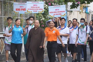 TP.HCM: 300 người đi bộ vì người nghèo 