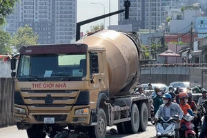 Xe bồn va chạm xe máy lúc ôm cua, 1 người tử vong