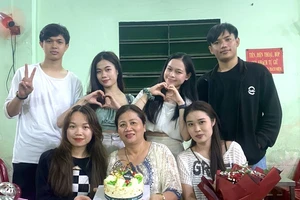 Mẹ Việt nuôi sinh viên Lào