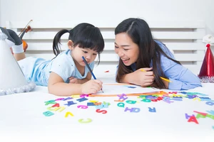 Mong con giỏi tiếng nước non mình