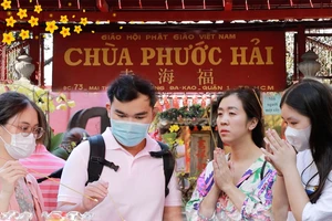 Mùng 5 Tết trùng Valentine, giới trẻ về chùa Ngọc Hoàng cầu duyên