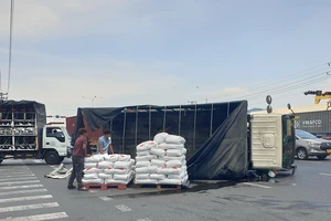 Xe tải đang quay đầu thì lật nhào, chắn ngang đường