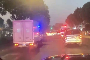 Đoàn xe đưa các bị cáo vụ Vạn Thịnh Phát về lại trại tạm giam