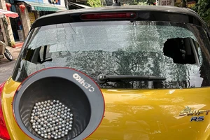 Bi sắt chưa rõ nguồn gốc bắn nhiều vào nhà dân, gần sân bay Tân Sơn Nhất