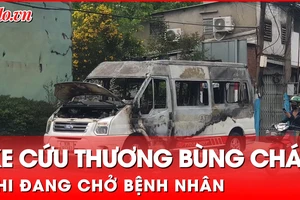 Video: Xe cứu thương chở bệnh nhân bốc cháy ngùn ngụt