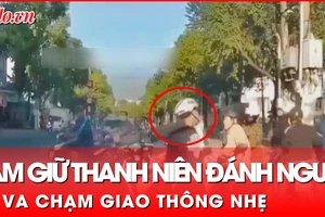 Video: Chỉ va chạm giao thông nhẹ, thanh niên lao vào đánh người tới tấp
