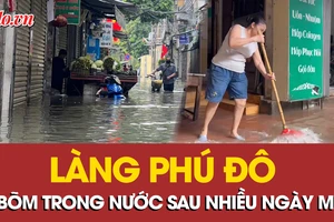 Nhiều ngày sau mưa, làng Phú Đô vẫn bì bõm trong nước 