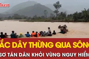 Video: Thót tim cảnh người dân đu dây thừng vượt sông chảy xiết đi sơ tán 