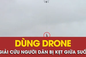 Kịch tính cảnh drone giải cứu người dân bị kẹt giữa suối