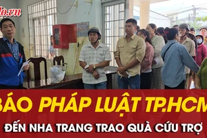 Báo Pháp Luật TP.HCM trao quà hỗ trợ người dân Nha Trang bị thiệt hại sau trận lụt lịch sử