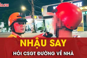 Độc lạ người đàn ông nhậu say, chạy xe vào chốt CSGT để...hỏi đường về