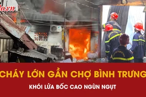 Video: Cận cảnh cháy lớn gần chợ Bình Trưng, khỏi lửa bốc cao ngùn ngụt