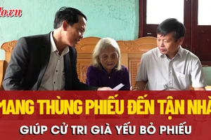 Quảng Ngãi mang thùng phiếu đến nhà giúp Mẹ Việt Nam anh hùng và cử tri cao tuổi bỏ phiếu