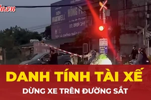 Cận cảnh ô tô bị tàu hỏa hất văng vì tài xế dừng xe trên đường ray 