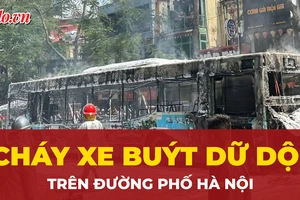 Video: Xe buýt cháy dữ dội trên đường phố Hà Nội 