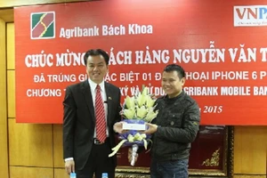 Agribank trao Smartphone cho khách hàng trúng thưởng
