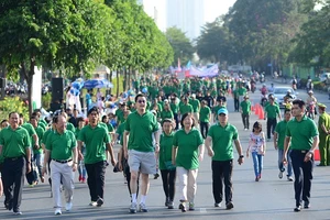 Quyên góp gần 2,9 tỉ đồng cho người nghèo