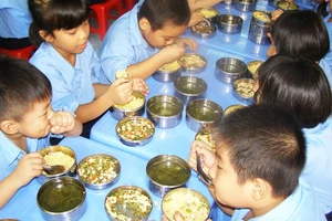 Lo ngại ngộ độc thực phẩm trong trường học