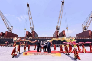 Tôn Hoa Sen xuất lô hàng 9 triệu USD qua châu Âu