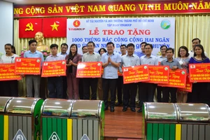 Trao 1.000 thùng rác công cộng cho 24 quận huyện