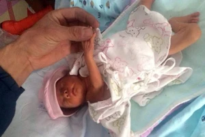 Một trẻ sơ sinh được cứu sau hai giờ bị chôn sống