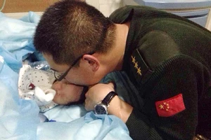 Bé sơ sinh bị ‘xả nước’ xuống cống sống sót thần kỳ 