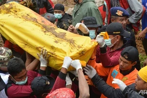 32 người chết, 76 mất tích do lở đất tại Indonesia