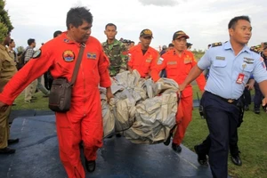 Máy bay Air Asia rơi: chỉ 3 thi thể được vớt, không phải 40