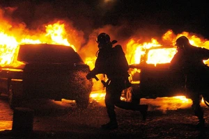 Đêm giao thừa, người Pháp thiêu rụi 940 xe hơi