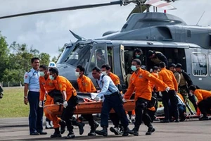 'Tìm thấy hai phần chính của thân máy bay AirAsia gặp nạn'