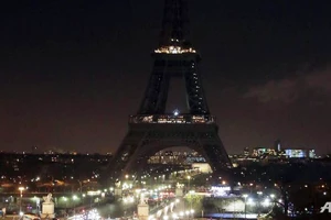 Tháp Eiffel 'tắt điện' tưởng niệm nạn nhân vụ thảm sát Paris