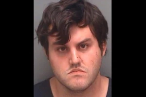 Cha tàn nhẫn ném con gái 5 tuổi xuống cầu