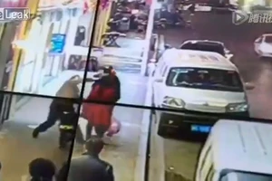 Liều mình cứu vợ con khỏi kẻ ‘cuồng sát’ đâm 7 người