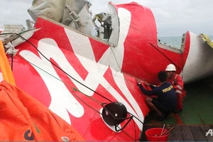 Đã tìm thấy hộp đen máy bay AirAsia gặp nạn