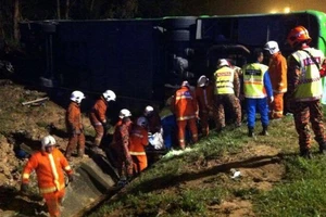 Lật xe buýt làm 8 người chết, 22 người bị thương