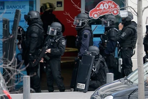 Bắt cóc con tin ở bưu điện ngoại ô Paris vì ... thất tình