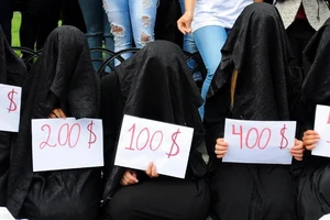 Bị ép cưới chiến binh IS để cứu mạng cha mình