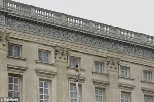 Khỏa thân leo khỏi cung điện Hoàng gia Anh