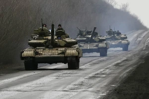 Kiev bất ngờ đưa thêm xe tăng ra chiến trường Donbass