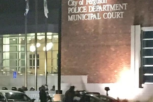 Nóng: Người biểu tình tại Mỹ nã súng 'hạ gục' cảnh sát