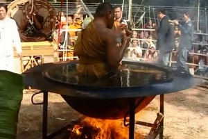 Lật tẩy vụ nhà sư ngồi tụng kinh trong vạc dầu sôi