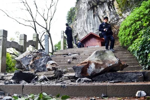 Đá tảng rơi đè chết 7 khách du lịch